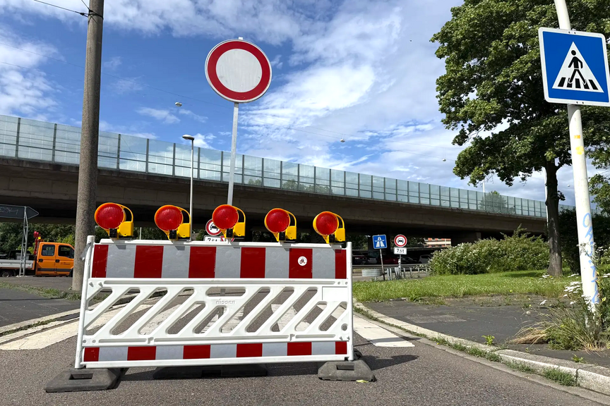 Sperrbaken vor einer Auffahrt zur Nordbrücke