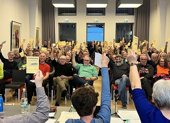 Blick in den Saal - ADFC-Mitglieder stimmen ab