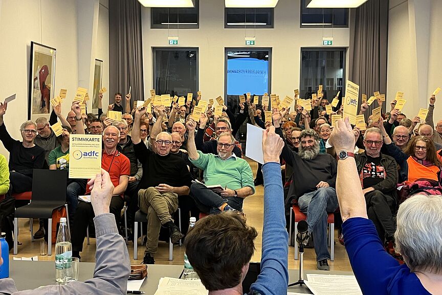Blick in den Saal - ADFC-Mitglieder stimmen ab