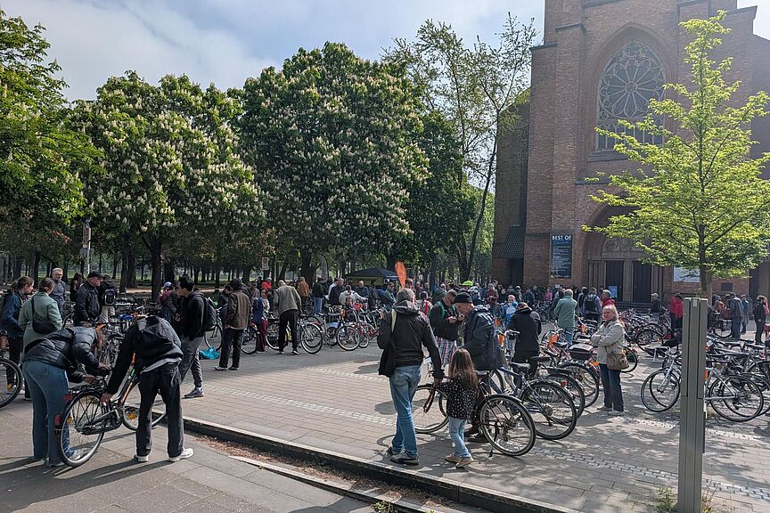 Viele Menschen, die Gebrauchtfahrräder kaufen und verkaufen auf Platz vor der Bonner Kreuzkirche