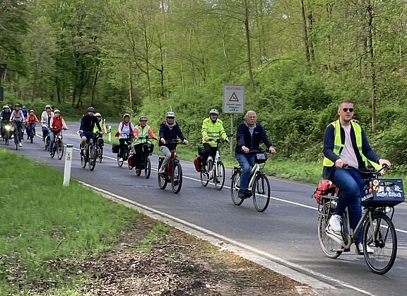 Viele Fahrradfahrende auf Landstraße