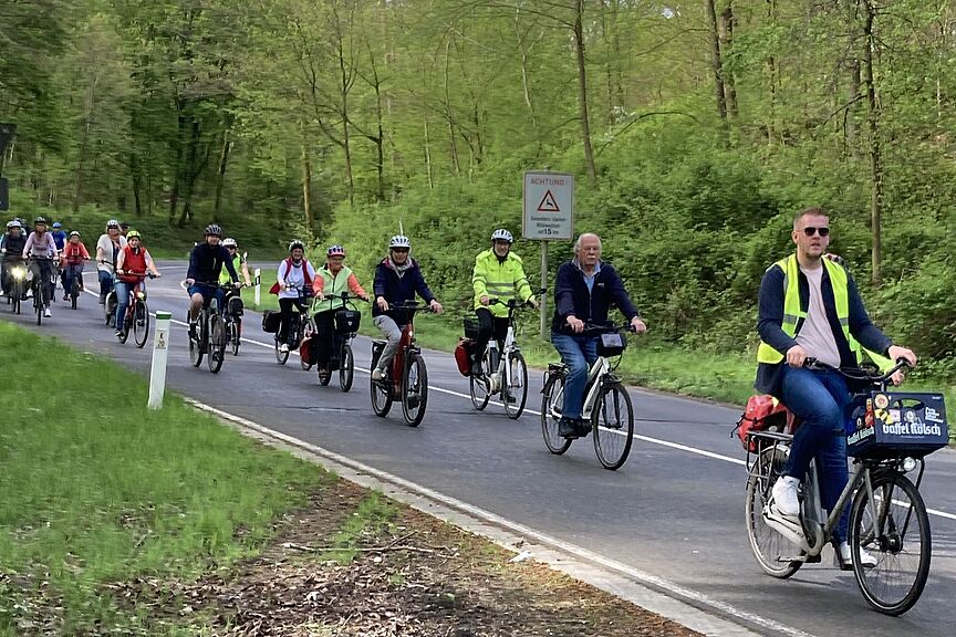 Viele Fahrradfahrende auf Landstraße