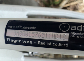 Bild vom einem auf dem Fahrradrahmen eingraviertem Code