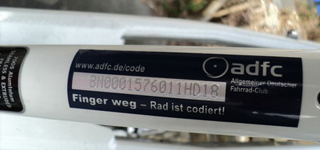 Bild vom einem auf dem Fahrradrahmen eingraviertem Code