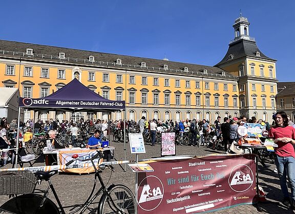 Gebrauchtfahrräder werden vor der Uni Bonn angeboten und nachgefragt