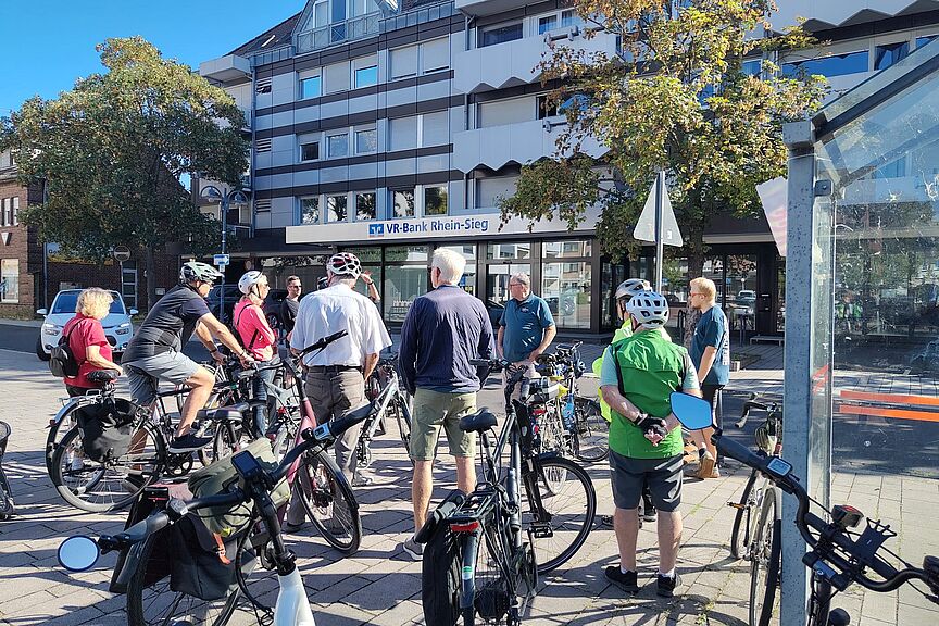 Foto von Hauptstraße: Peter Lorscheid erläutert, wie es zu der Einbahnstraßen-Regelung gekommen ist und wie die rechtlichen Rahmenbedingungen aussehen, um eine Freigabe für den Radverkehr in Gegenrichtung zu erreichen.