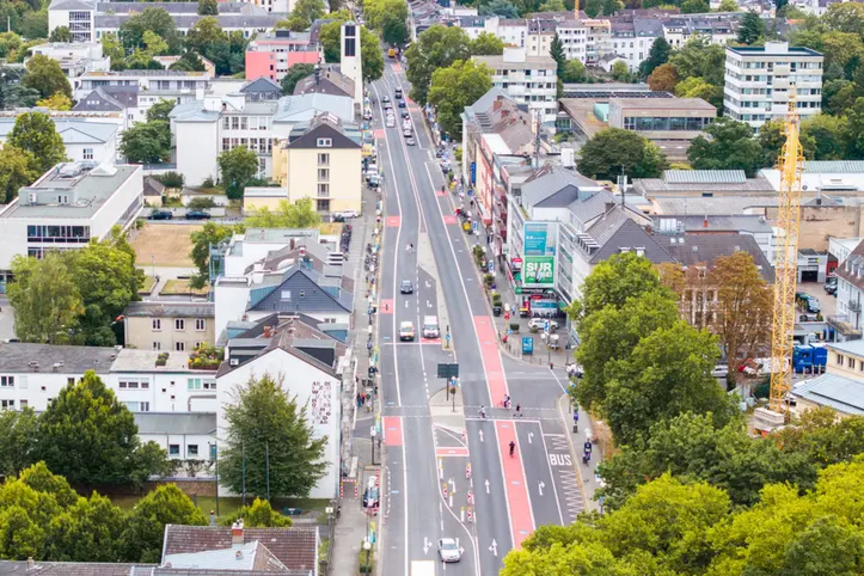 Luftbild von der Adenauerallee, Bonn, rot eingefärbte Radstreifen deutlich erkennbar