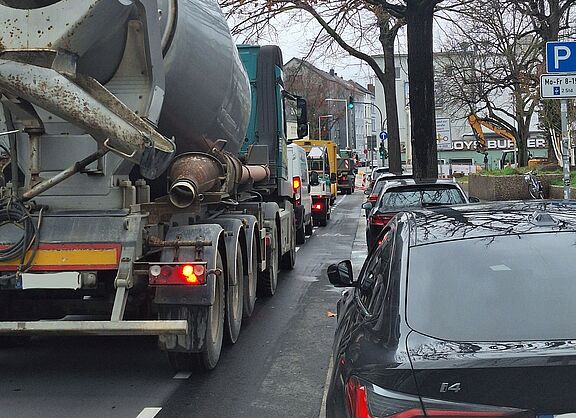 Straße mit LKW ganz dicht am Fahradstreifen