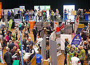 Ein mit vielen Besuchern gefüllter Saal der ADFC-Radreisemesse