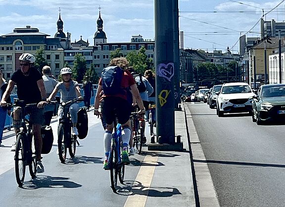 Große Anzahl von Radfahrern auf der Kennedybrücke