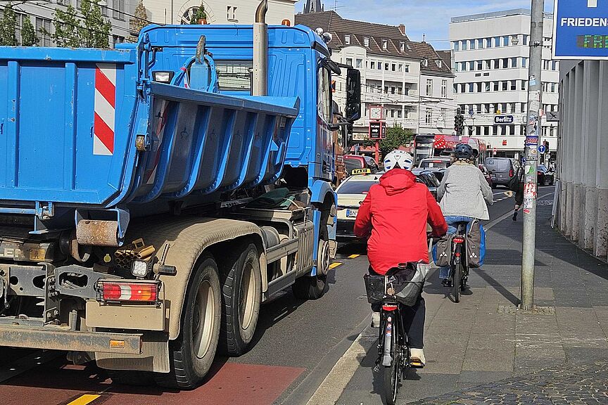 Foto eines Abschnitts der Oxfordstraße mits einem blauen Lkw und bedrängten Radfahrern , die auf den Bürgersteig ausweichen