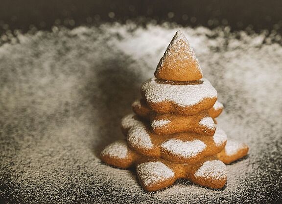 Abbildung eines mit Puderzucker bestreuten Weihnachtsbaumes aus Lebkuchenba