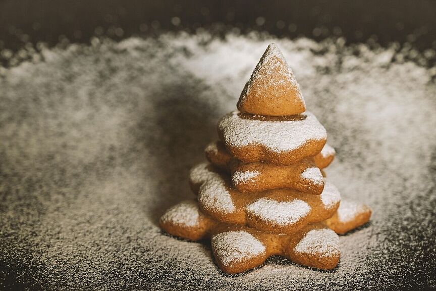 Abbildung eines mit Puderzucker bestreuten Weihnachtsbaumes aus Lebkuchenba