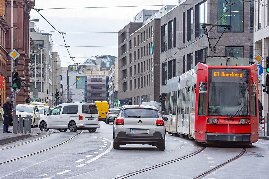 Verkehrssistuation mit Straßenbahn und Autos am Hauptbahnhof