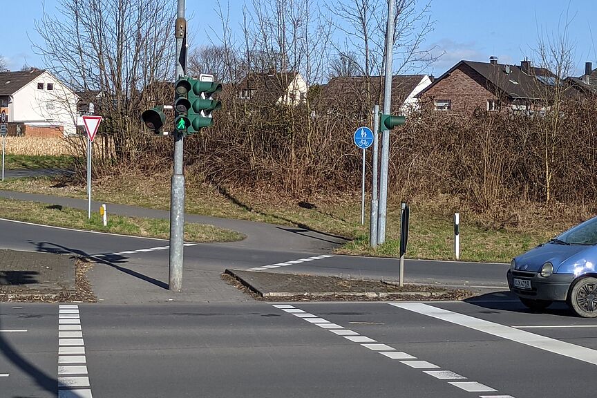 Straßenbild von freilaufendem Rechtsabbieger ohne Roteinfärbung, das „Vorfahrt beachten“-Schild steht an der falschen Stelle.