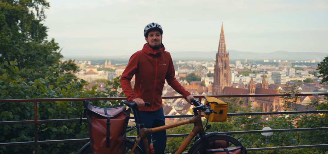 Bild vom Filmemacher auf Fahrrad beim Start seiner Reise in Freiburg
