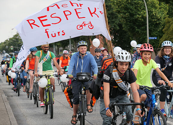 Für mehr Respekt demonstrierende Fahrradfahrende 