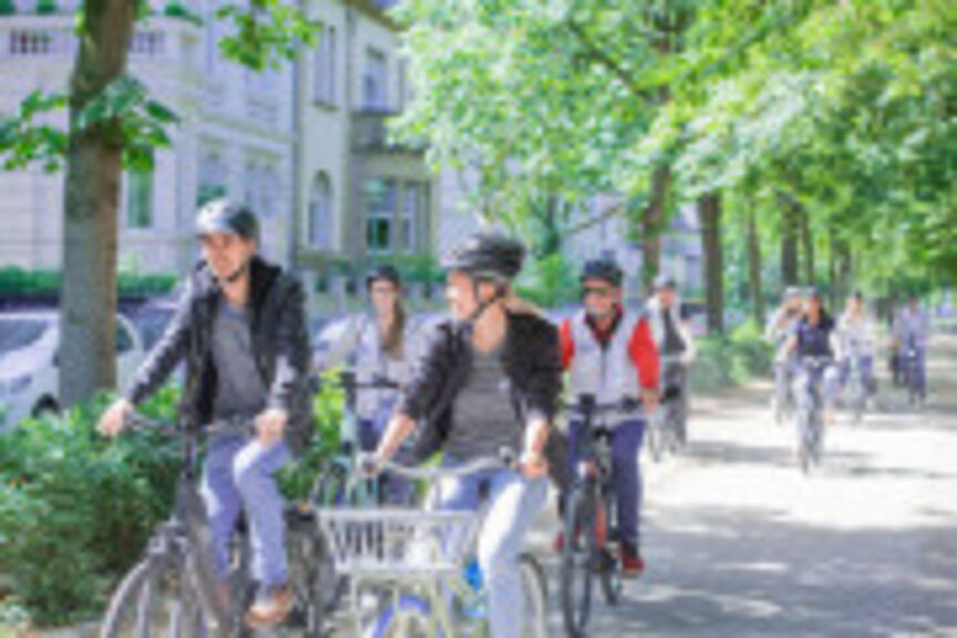 Mehrere Radfahrende auf breiten Radwegen
