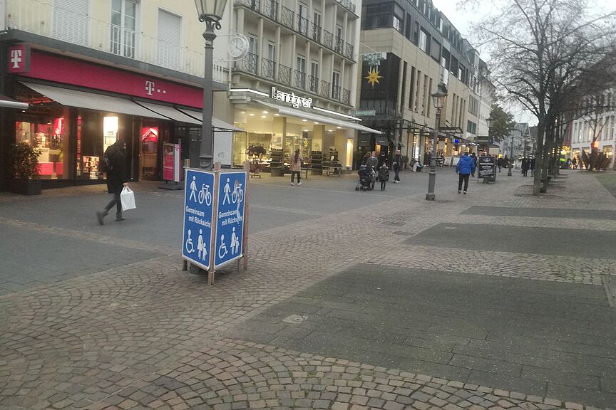 Freigabe der Fußgängerzone für Zweiräder Freigabe der Fußgängerzone für Zweiräder