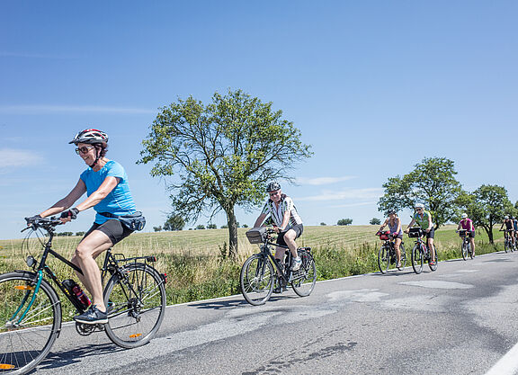 ADFC Radtour Mehrere Personen bei einer Radtour und mit guter Laune