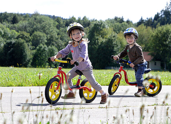 Kinder mit Laufrädern Ohne Stützräder unterwegs