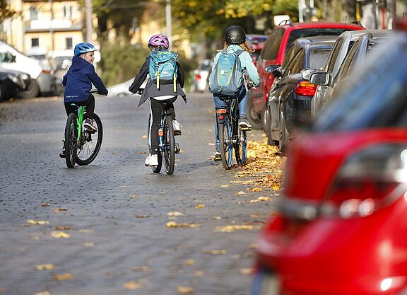 Schulweg Drei Mädchen mit dem Rad auf dem Weg zur Schule.