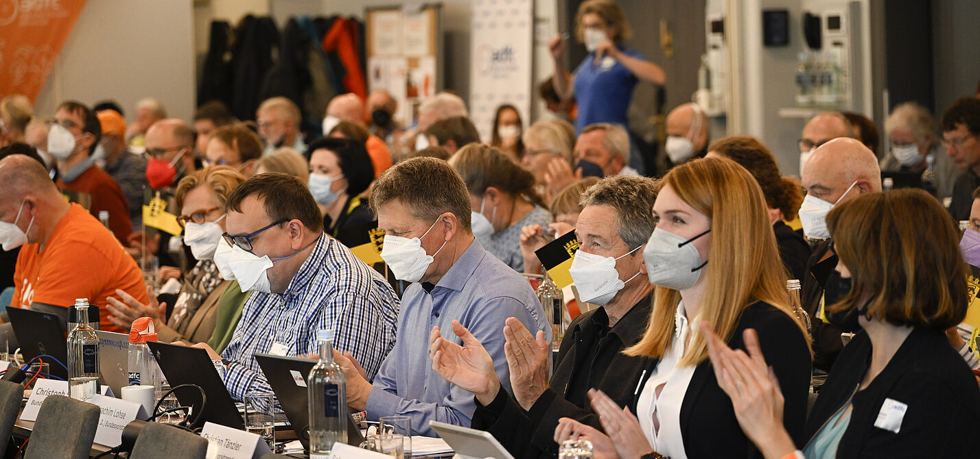 Der politische Leitantrag wurde auf der 42. ADFC-Bundeshauptversammlung in Bremen einstimmig angenommen. Der politische Leitantrag wurde auf der 42. ADFC-Bundeshauptversammlung in Bremen einstimmig angenommen.